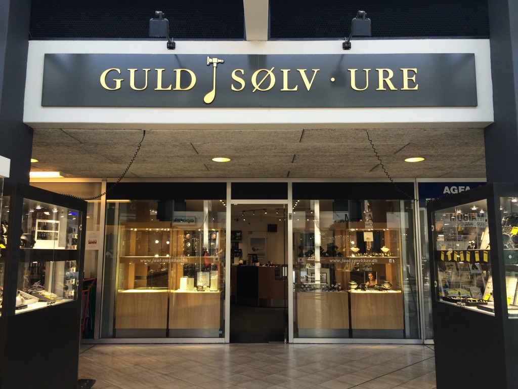 Servicering af smykker og ure Juul Smykker & Ure Servicering af smykker og ure Juul Smykker & Ure