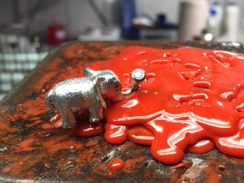 Elefant i rhodineret sølv med en lille diamant.