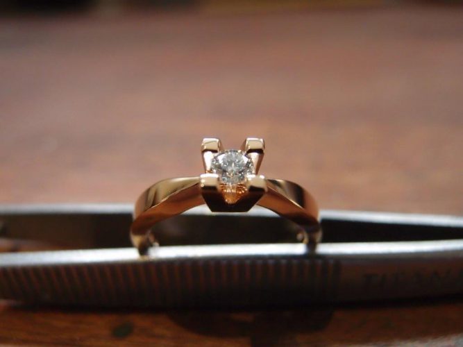Ring i 18 karat rosaguld med brillant.